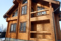 Фасад деревянного дома, окрашенный лазурью натурального оттенка